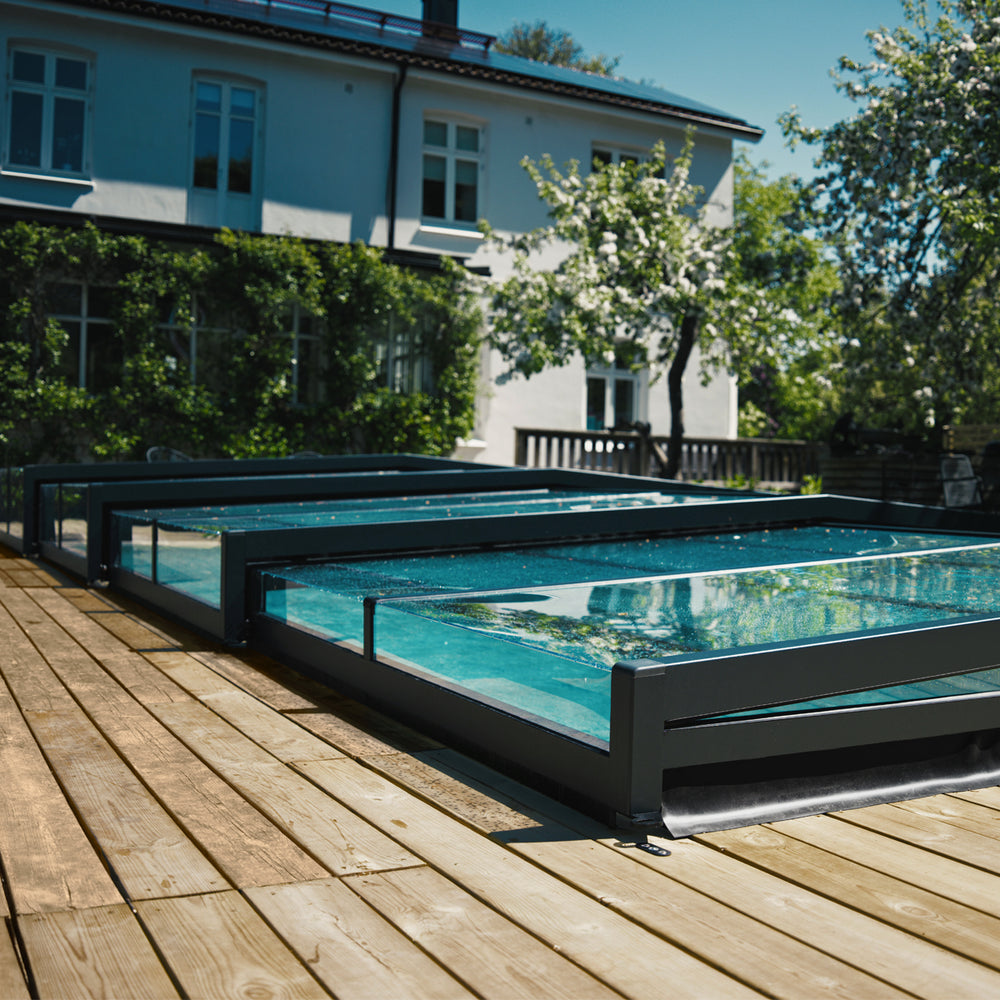 Leia Compact pooltak sedd bakiifrån i trädgård ovan pool