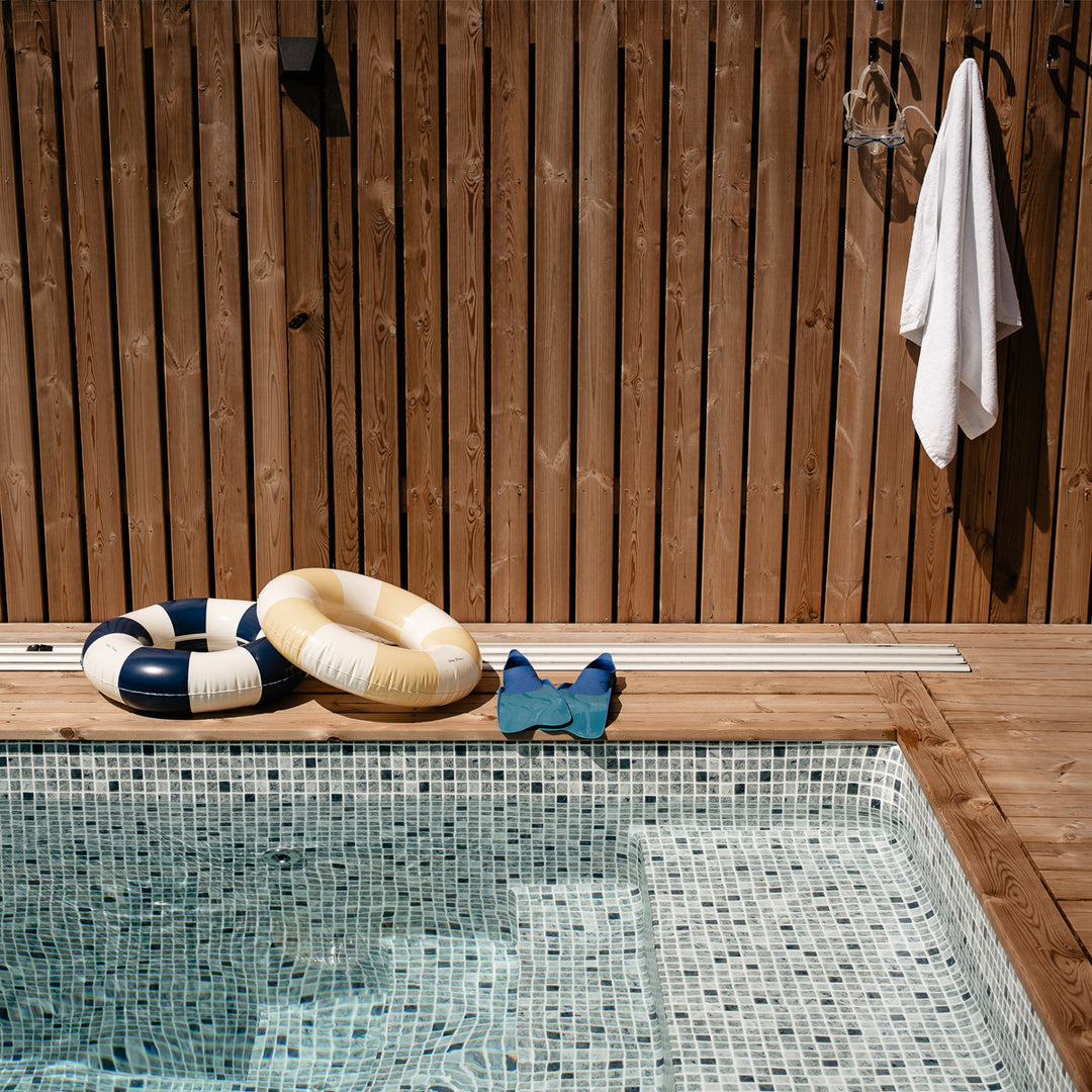 bild på badringar, pool, pooldäck
